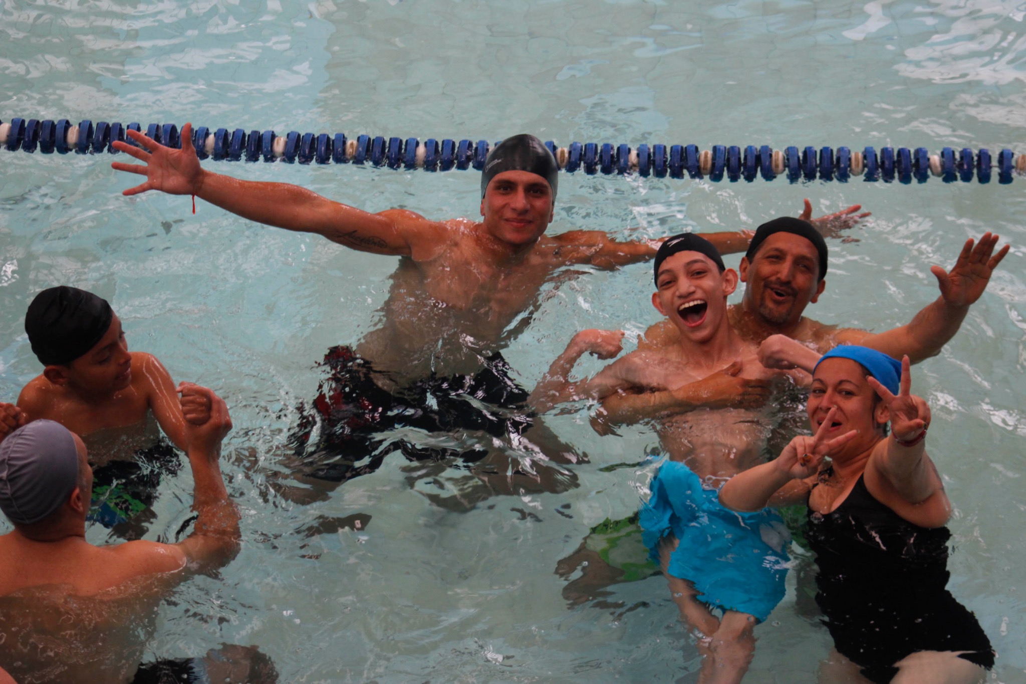 Grupo de participantes comparte una actividad alegre y expresiva en el agua.